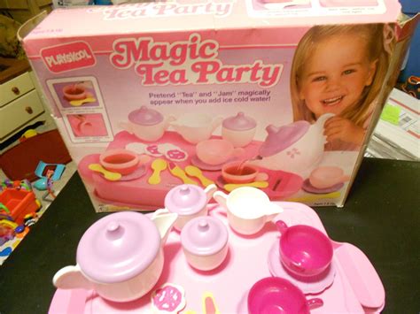 Discover the secrets of a magical tea party with the help of a magic tea party set